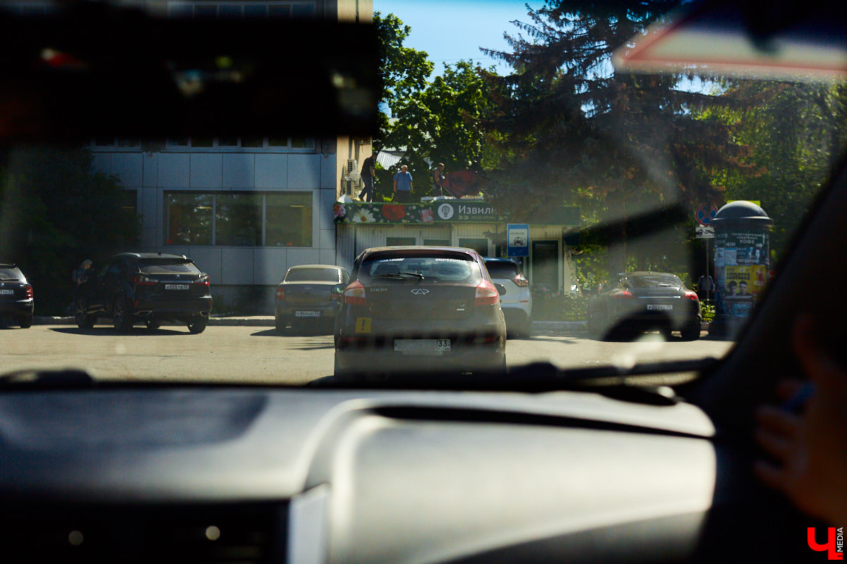 Каждый благоразумный водитель знает: правила дорожного движения нарушать нельзя. Однако зачастую это все-таки происходит. В нашем городе есть места, где нарушают сразу все и постоянно. Отправляемся с инструктором по вождению на осмотр местных дорог, чтобы выяснить, в чем же дело