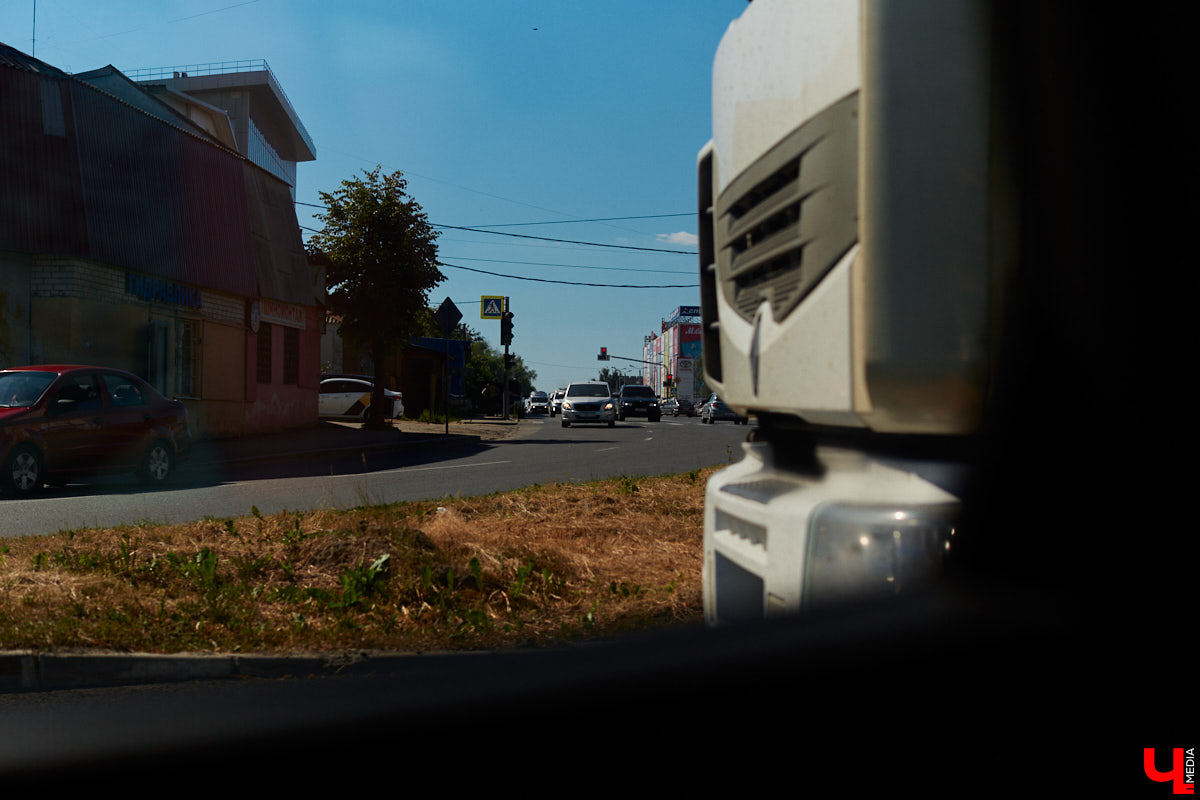 Каждый благоразумный водитель знает: правила дорожного движения нарушать нельзя. Однако зачастую это все-таки происходит. В нашем городе есть места, где нарушают сразу все и постоянно. Отправляемся с инструктором по вождению на осмотр местных дорог, чтобы выяснить, в чем же дело