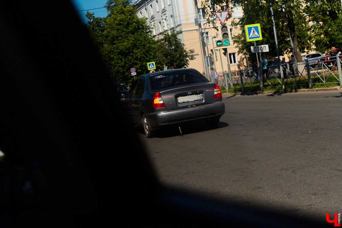 Каждый благоразумный водитель знает: правила дорожного движения нарушать нельзя. Однако зачастую это все-таки происходит. В нашем городе есть места, где нарушают сразу все и постоянно. Отправляемся с инструктором по вождению на осмотр местных дорог, чтобы выяснить, в чем же дело