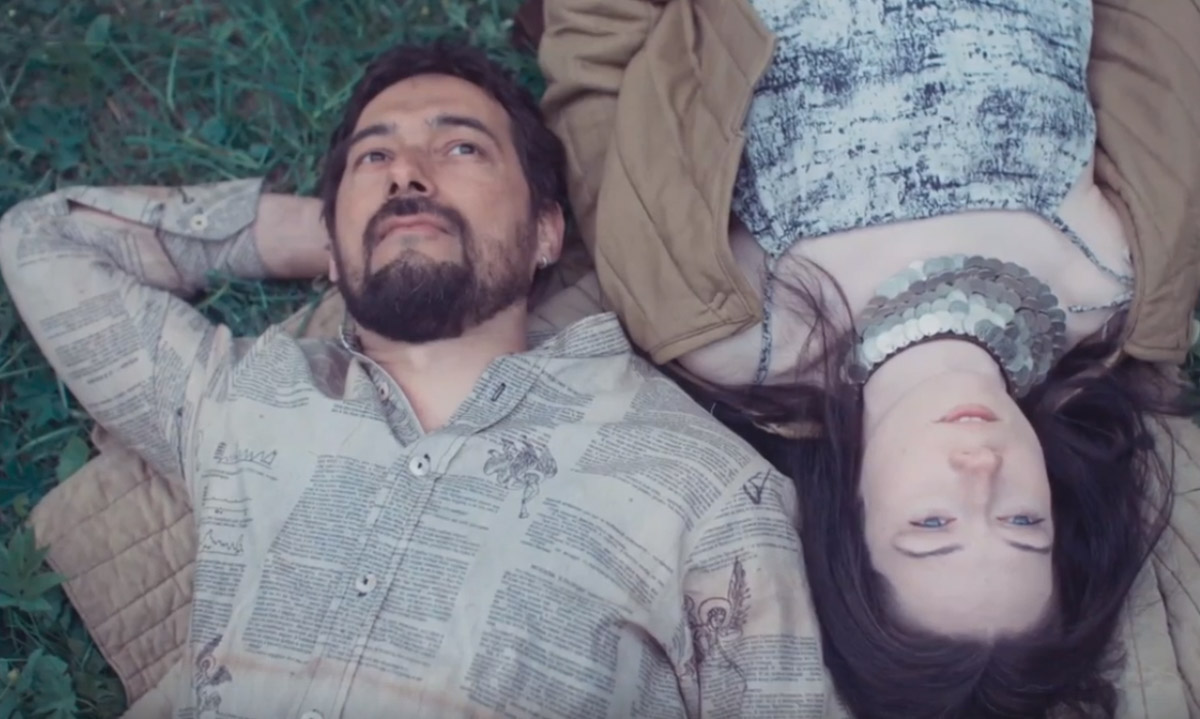 Прочесть строки знаменитого произведения Венедикта Ерофеева «Москва-Петушки» теперь можно на... рубашках. Российский дизайнерский проект «Соня в Царстве Дива» представил часть новой коллекции «Где родился, там и пригодился». Каждая рубашка уникальна: строки из постмодернистской поэмы в прозе и рисунки не повторяются. О литературном принте и связи Венички Ерофеева с Владимиром читайте в материале «Ключ-Медиа»