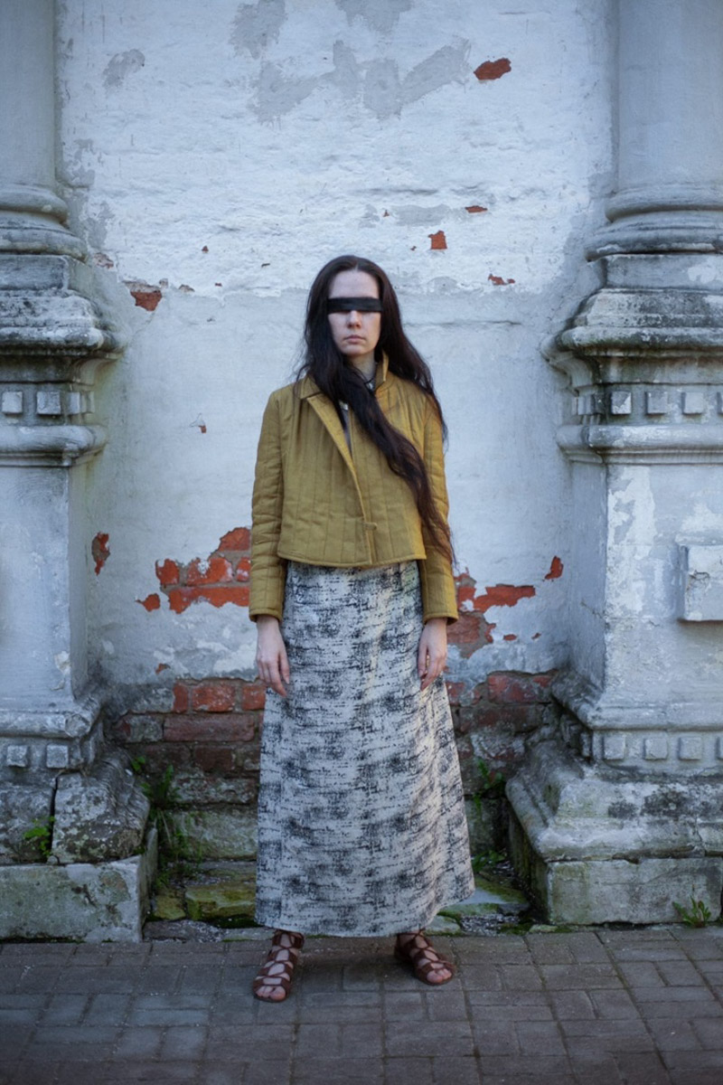 Прочесть строки знаменитого произведения Венедикта Ерофеева «Москва-Петушки» теперь можно на... рубашках. Российский дизайнерский проект «Соня в Царстве Дива» представил часть новой коллекции «Где родился, там и пригодился». Каждая рубашка уникальна: строки из постмодернистской поэмы в прозе и рисунки не повторяются. О литературном принте и связи Венички Ерофеева с Владимиром читайте в материале «Ключ-Медиа»