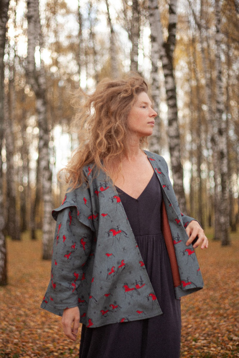 Прочесть строки знаменитого произведения Венедикта Ерофеева «Москва-Петушки» теперь можно на... рубашках. Российский дизайнерский проект «Соня в Царстве Дива» представил часть новой коллекции «Где родился, там и пригодился». Каждая рубашка уникальна: строки из постмодернистской поэмы в прозе и рисунки не повторяются. О литературном принте и связи Венички Ерофеева с Владимиром читайте в материале «Ключ-Медиа»