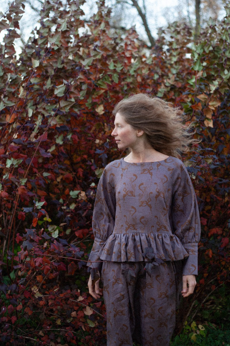 Прочесть строки знаменитого произведения Венедикта Ерофеева «Москва-Петушки» теперь можно на... рубашках. Российский дизайнерский проект «Соня в Царстве Дива» представил часть новой коллекции «Где родился, там и пригодился». Каждая рубашка уникальна: строки из постмодернистской поэмы в прозе и рисунки не повторяются. О литературном принте и связи Венички Ерофеева с Владимиром читайте в материале «Ключ-Медиа»