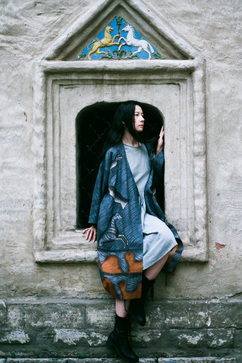 Прочесть строки знаменитого произведения Венедикта Ерофеева «Москва-Петушки» теперь можно на... рубашках. Российский дизайнерский проект «Соня в Царстве Дива» представил часть новой коллекции «Где родился, там и пригодился». Каждая рубашка уникальна: строки из постмодернистской поэмы в прозе и рисунки не повторяются. О литературном принте и связи Венички Ерофеева с Владимиром читайте в материале «Ключ-Медиа»