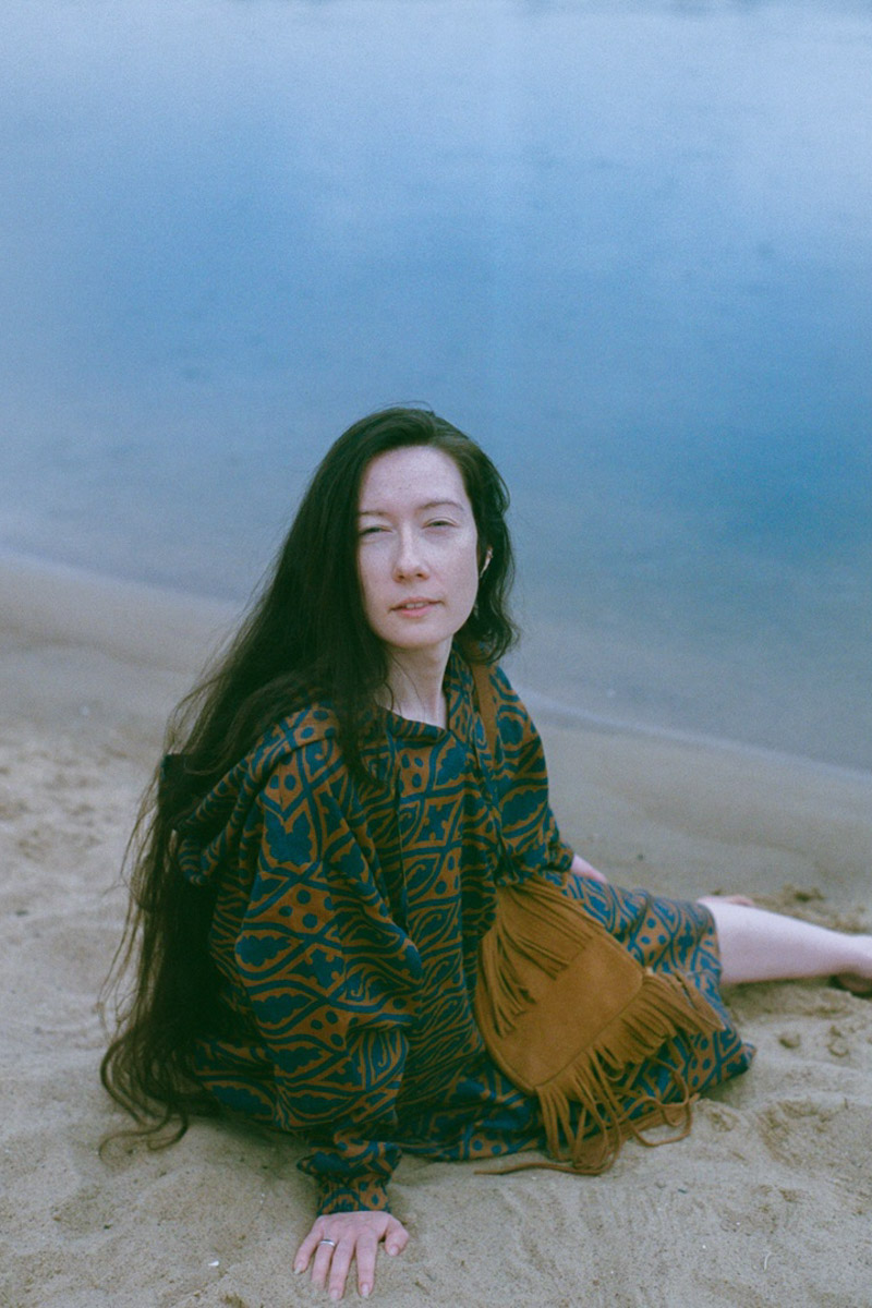 Прочесть строки знаменитого произведения Венедикта Ерофеева «Москва-Петушки» теперь можно на... рубашках. Российский дизайнерский проект «Соня в Царстве Дива» представил часть новой коллекции «Где родился, там и пригодился». Каждая рубашка уникальна: строки из постмодернистской поэмы в прозе и рисунки не повторяются. О литературном принте и связи Венички Ерофеева с Владимиром читайте в материале «Ключ-Медиа»