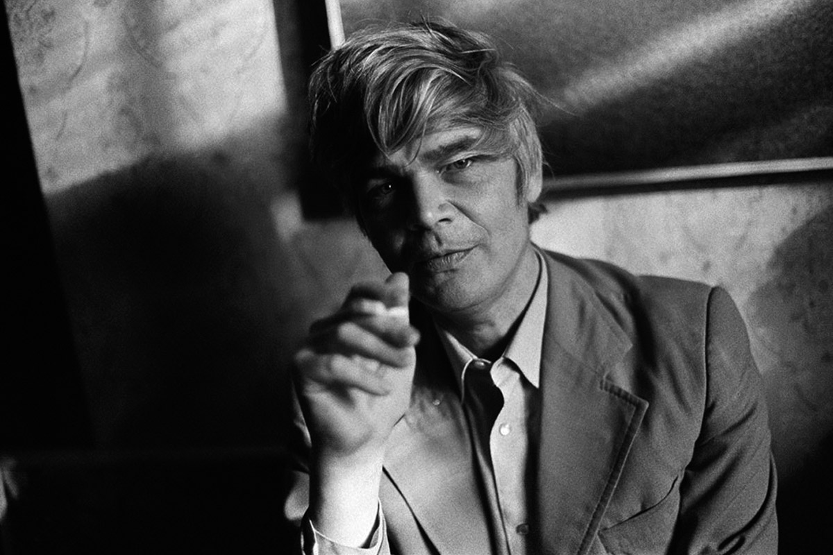 Прочесть строки знаменитого произведения Венедикта Ерофеева «Москва-Петушки» теперь можно на... рубашках. Российский дизайнерский проект «Соня в Царстве Дива» представил часть новой коллекции «Где родился, там и пригодился». Каждая рубашка уникальна: строки из постмодернистской поэмы в прозе и рисунки не повторяются. О литературном принте и связи Венички Ерофеева с Владимиром читайте в материале «Ключ-Медиа»