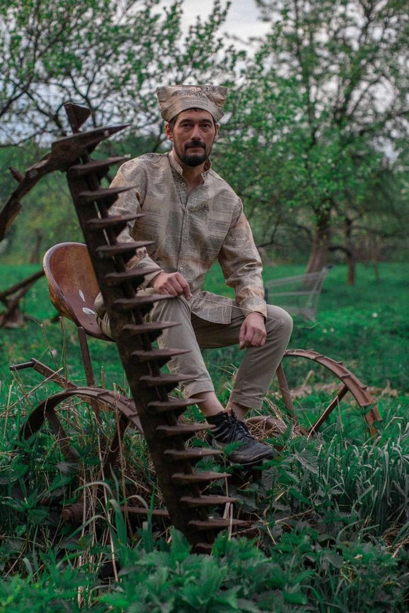 Прочесть строки знаменитого произведения Венедикта Ерофеева «Москва-Петушки» теперь можно на... рубашках. Российский дизайнерский проект «Соня в Царстве Дива» представил часть новой коллекции «Где родился, там и пригодился». Каждая рубашка уникальна: строки из постмодернистской поэмы в прозе и рисунки не повторяются. О литературном принте и связи Венички Ерофеева с Владимиром читайте в материале «Ключ-Медиа»