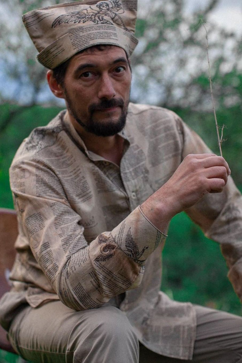 Прочесть строки знаменитого произведения Венедикта Ерофеева «Москва-Петушки» теперь можно на... рубашках. Российский дизайнерский проект «Соня в Царстве Дива» представил часть новой коллекции «Где родился, там и пригодился». Каждая рубашка уникальна: строки из постмодернистской поэмы в прозе и рисунки не повторяются. О литературном принте и связи Венички Ерофеева с Владимиром читайте в материале «Ключ-Медиа»