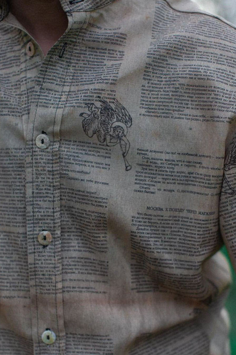 Прочесть строки знаменитого произведения Венедикта Ерофеева «Москва-Петушки» теперь можно на... рубашках. Российский дизайнерский проект «Соня в Царстве Дива» представил часть новой коллекции «Где родился, там и пригодился». Каждая рубашка уникальна: строки из постмодернистской поэмы в прозе и рисунки не повторяются. О литературном принте и связи Венички Ерофеева с Владимиром читайте в материале «Ключ-Медиа»
