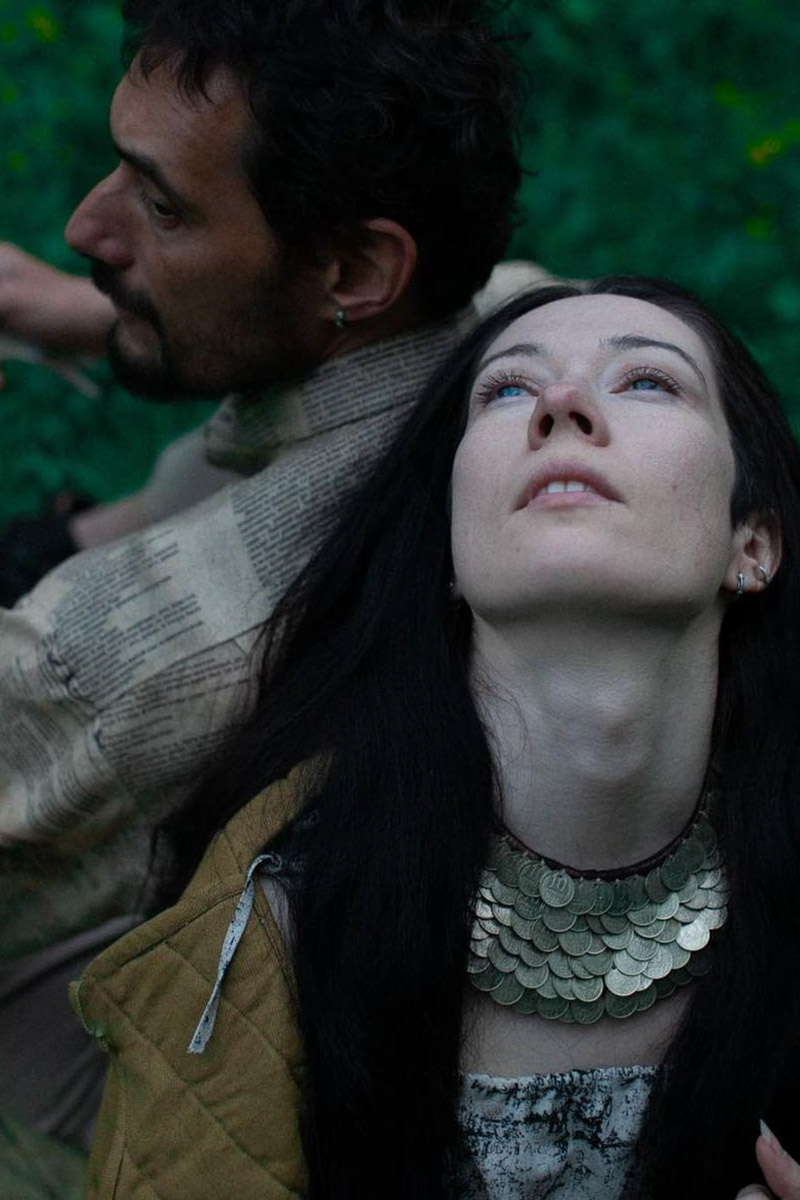 Прочесть строки знаменитого произведения Венедикта Ерофеева «Москва-Петушки» теперь можно на... рубашках. Российский дизайнерский проект «Соня в Царстве Дива» представил часть новой коллекции «Где родился, там и пригодился». Каждая рубашка уникальна: строки из постмодернистской поэмы в прозе и рисунки не повторяются. О литературном принте и связи Венички Ерофеева с Владимиром читайте в материале «Ключ-Медиа»