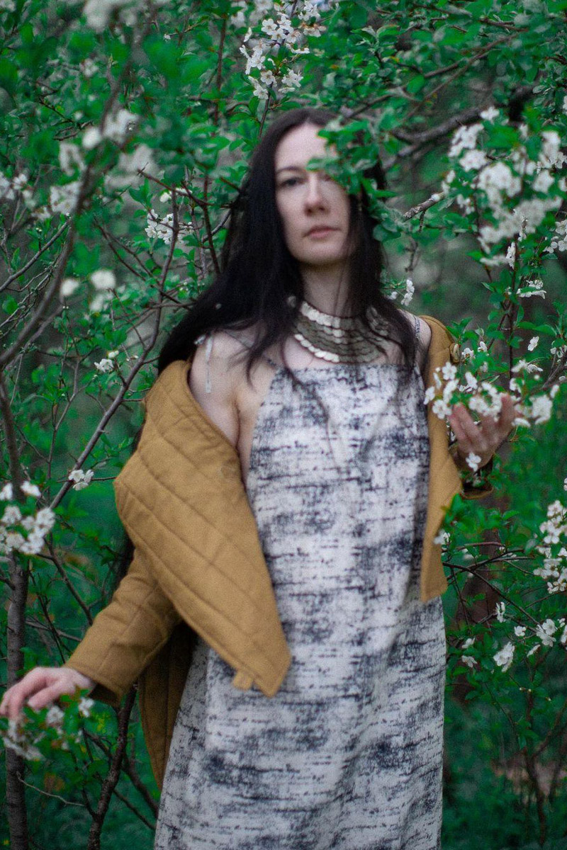 Прочесть строки знаменитого произведения Венедикта Ерофеева «Москва-Петушки» теперь можно на... рубашках. Российский дизайнерский проект «Соня в Царстве Дива» представил часть новой коллекции «Где родился, там и пригодился». Каждая рубашка уникальна: строки из постмодернистской поэмы в прозе и рисунки не повторяются. О литературном принте и связи Венички Ерофеева с Владимиром читайте в материале «Ключ-Медиа»