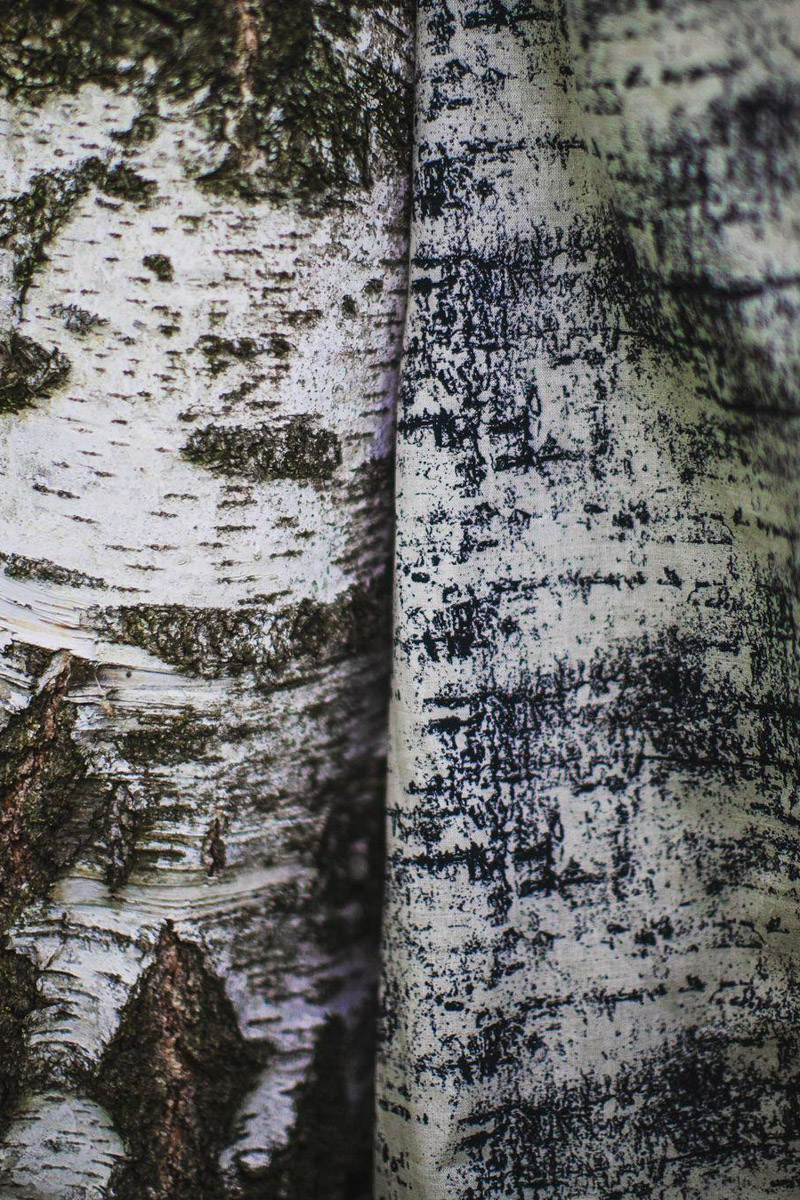 Прочесть строки знаменитого произведения Венедикта Ерофеева «Москва-Петушки» теперь можно на... рубашках. Российский дизайнерский проект «Соня в Царстве Дива» представил часть новой коллекции «Где родился, там и пригодился». Каждая рубашка уникальна: строки из постмодернистской поэмы в прозе и рисунки не повторяются. О литературном принте и связи Венички Ерофеева с Владимиром читайте в материале «Ключ-Медиа»