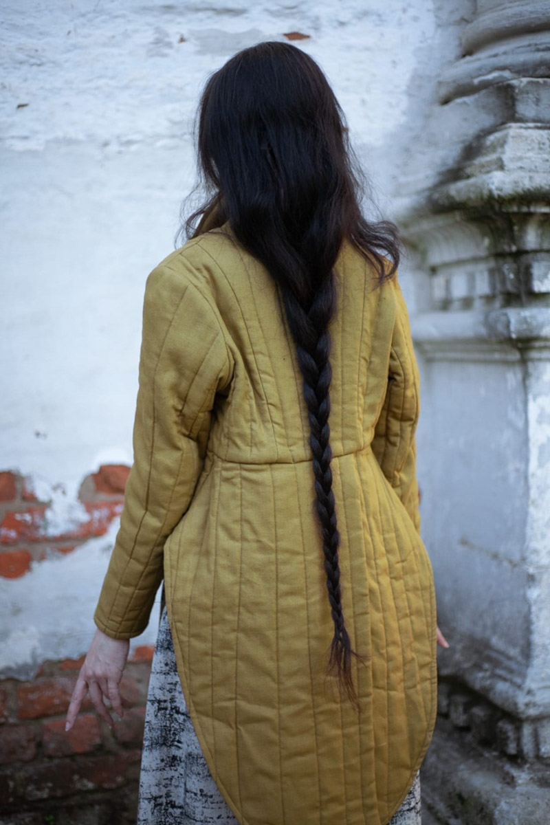 Прочесть строки знаменитого произведения Венедикта Ерофеева «Москва-Петушки» теперь можно на... рубашках. Российский дизайнерский проект «Соня в Царстве Дива» представил часть новой коллекции «Где родился, там и пригодился». Каждая рубашка уникальна: строки из постмодернистской поэмы в прозе и рисунки не повторяются. О литературном принте и связи Венички Ерофеева с Владимиром читайте в материале «Ключ-Медиа»