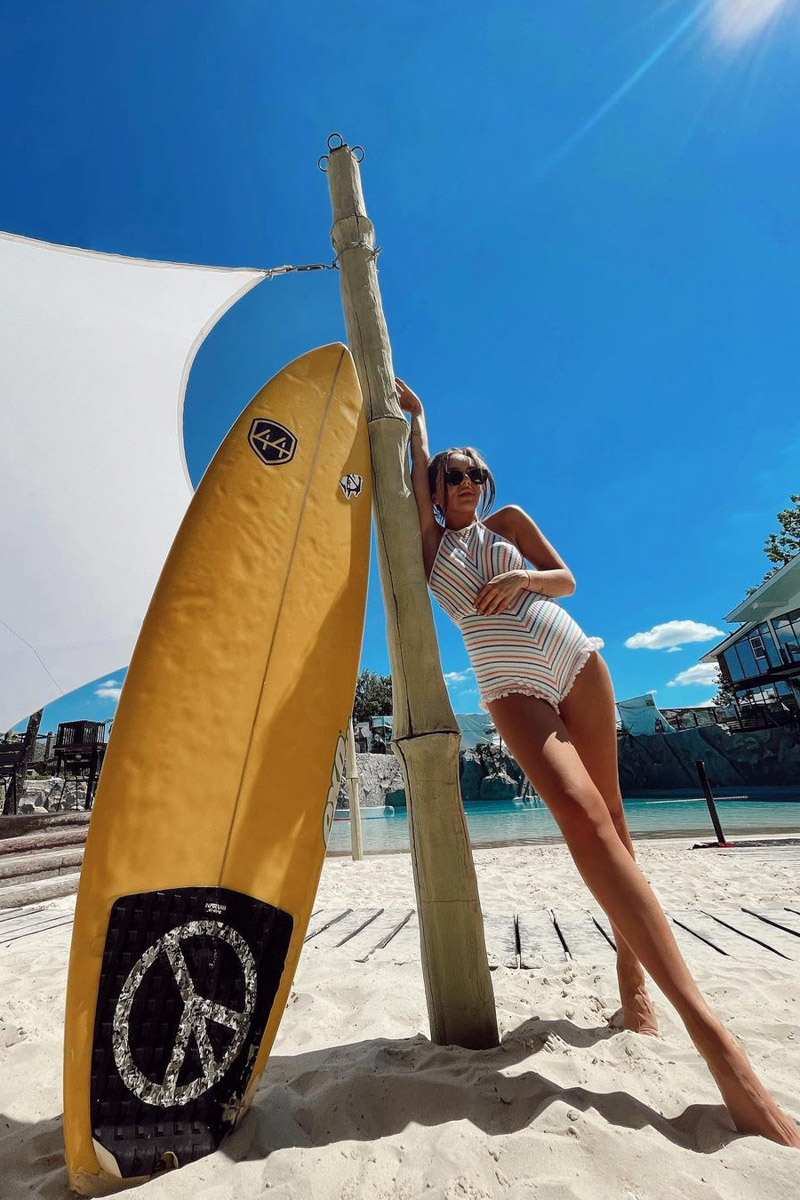 Эти девушки уже успели не только искупаться и понежиться на солнышке, но и сделать красивые снимки в купальниках. Смотрим и вдохновляемся модными пляжными образами