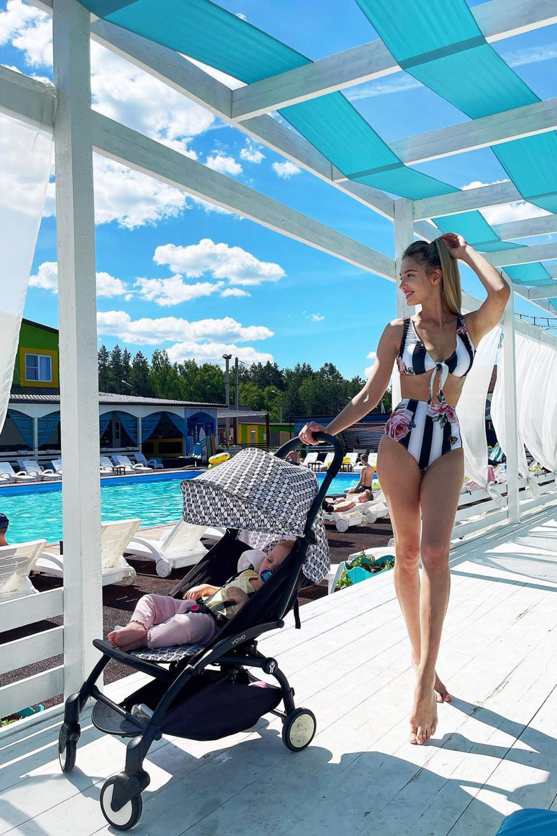 Эти девушки уже успели не только искупаться и понежиться на солнышке, но и сделать красивые снимки в купальниках. Смотрим и вдохновляемся модными пляжными образами