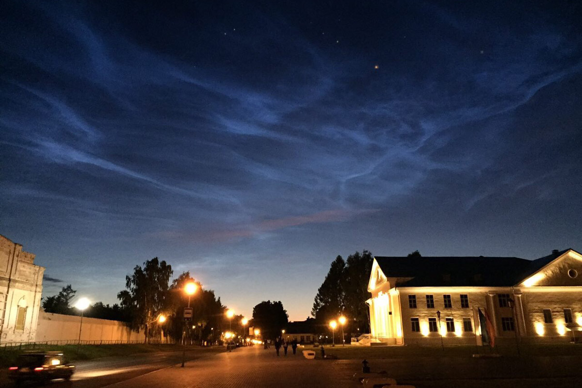 А вы заметили серебристые облака, которые появились в небе над Владимирской областью на этой неделе? Жители региона даже сделали фото редкого явления