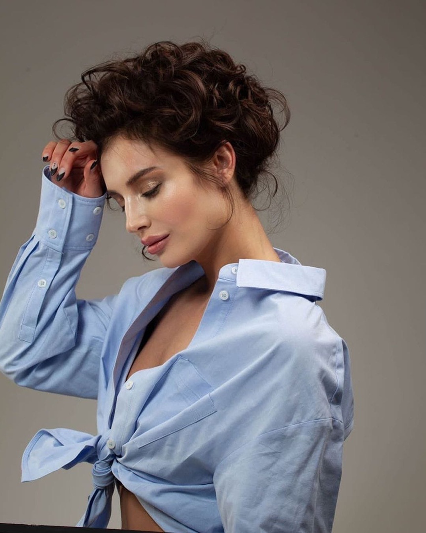 Обворожительная брюнетка, изящно и задорно разрушающая уютную комнату огромным молотом, — такова героиня и таков сниппет новой песни Ольги Задонской. Что и говорить, видео произвело неизгладимое впечатление, и мы немедленно связались Ольгой, чтобы расспросить ее о новой работе