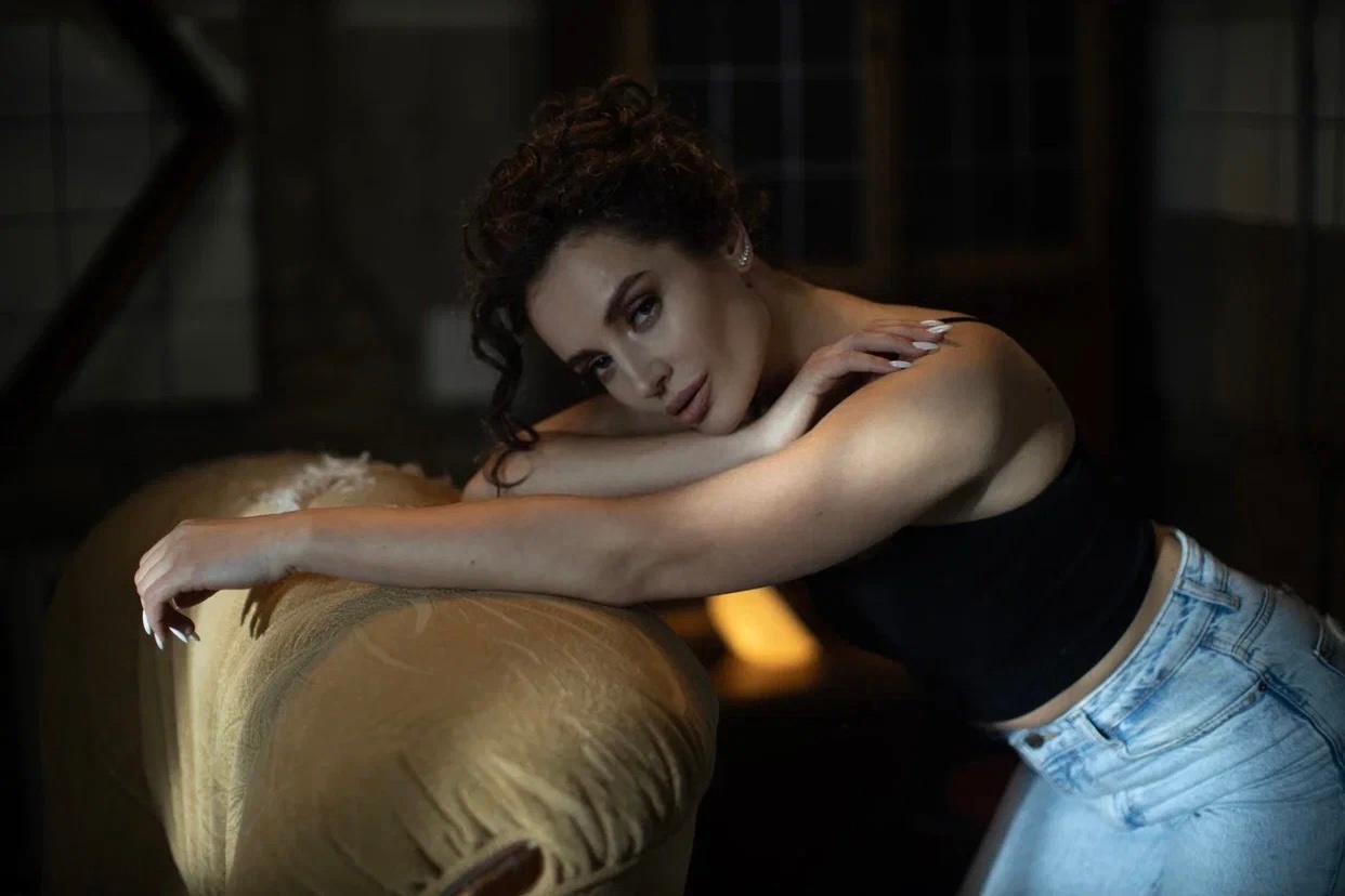 Обворожительная брюнетка, изящно и задорно разрушающая уютную комнату огромным молотом, — такова героиня и таков сниппет новой песни Ольги Задонской. Что и говорить, видео произвело неизгладимое впечатление, и мы немедленно связались Ольгой, чтобы расспросить ее о новой работе