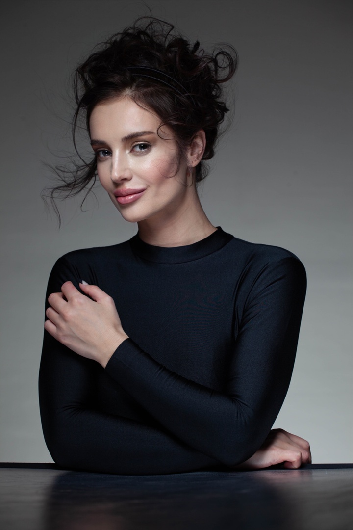 Обворожительная брюнетка, изящно и задорно разрушающая уютную комнату огромным молотом, — такова героиня и таков сниппет новой песни Ольги Задонской. Что и говорить, видео произвело неизгладимое впечатление, и мы немедленно связались Ольгой, чтобы расспросить ее о новой работе