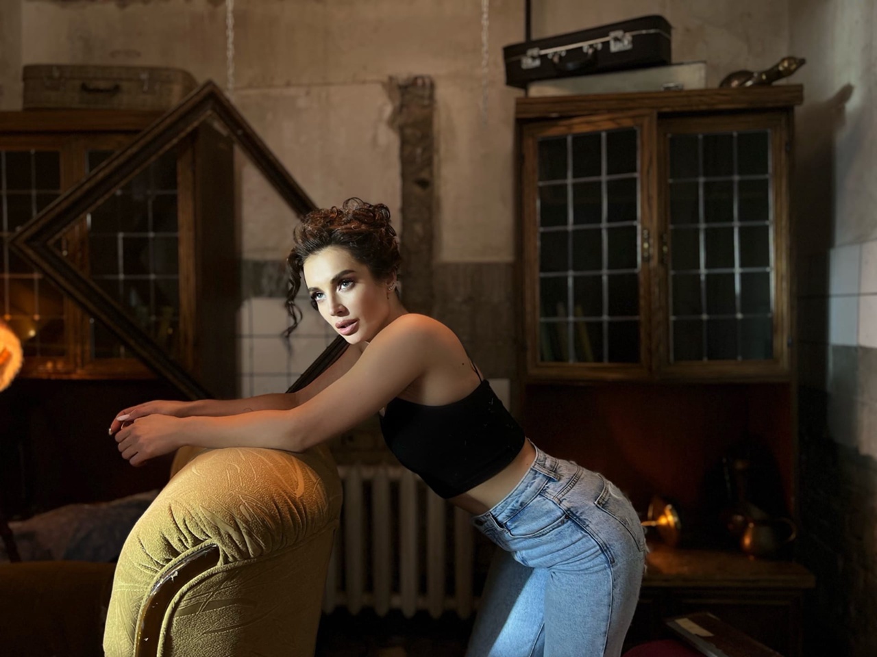 Обворожительная брюнетка, изящно и задорно разрушающая уютную комнату огромным молотом, — такова героиня и таков сниппет новой песни Ольги Задонской. Что и говорить, видео произвело неизгладимое впечатление, и мы немедленно связались Ольгой, чтобы расспросить ее о новой работе