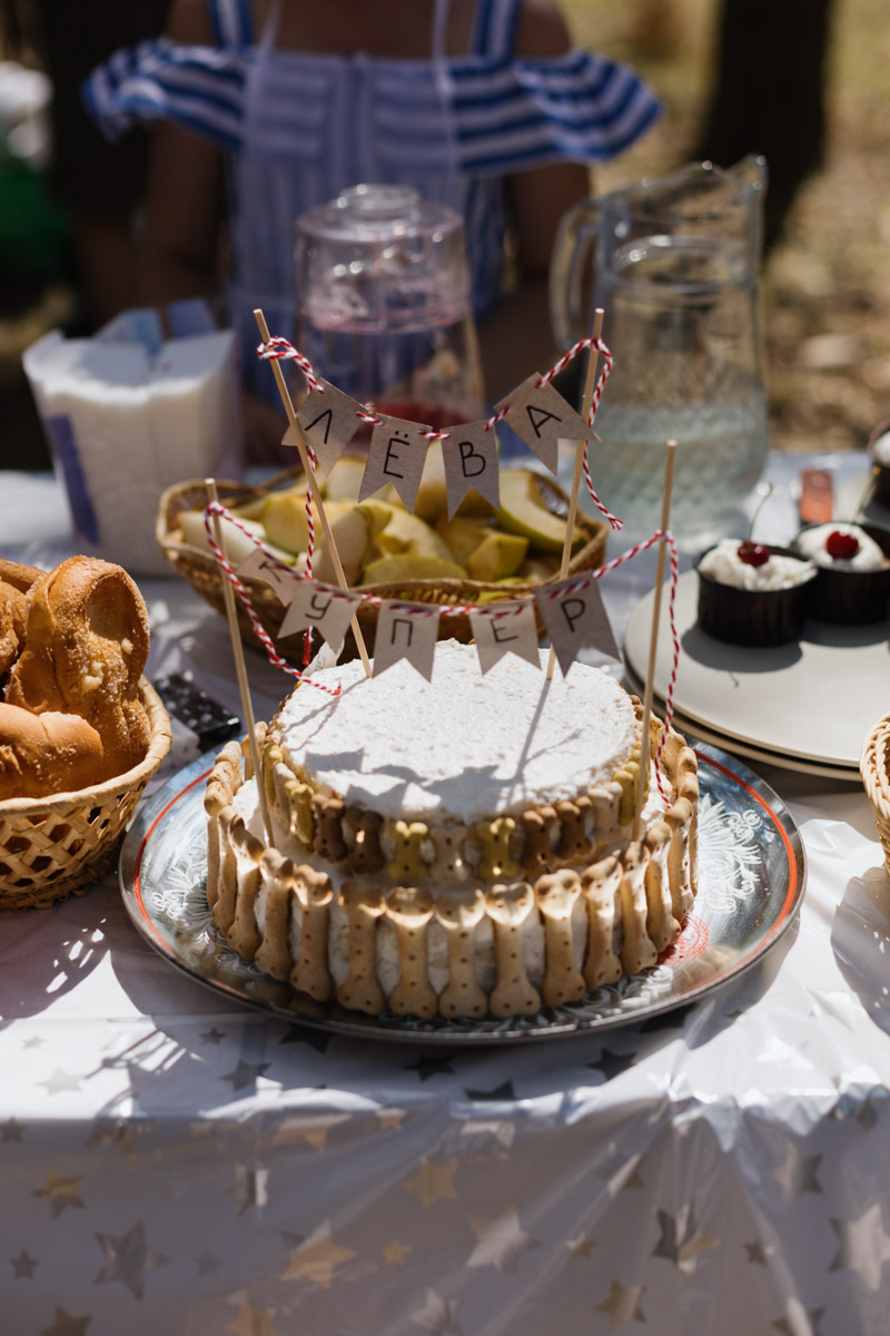Плюсы быть «коржом»: спишь в любое время, хорошо питаешься, обладаешь чарующей попой и не организуешь крутые праздники самостоятельно, потому что у тебя лапки. На собачьей birthday party, состоявшейся в конце июня, собрались 40 умилительных коржей. Каждый из них привёл с собой любимого хозяина, иногда и обоих сразу. О самой ламповой и масштабной коргитусе во Владимире рассказывает организатор Татьяна Ванькина