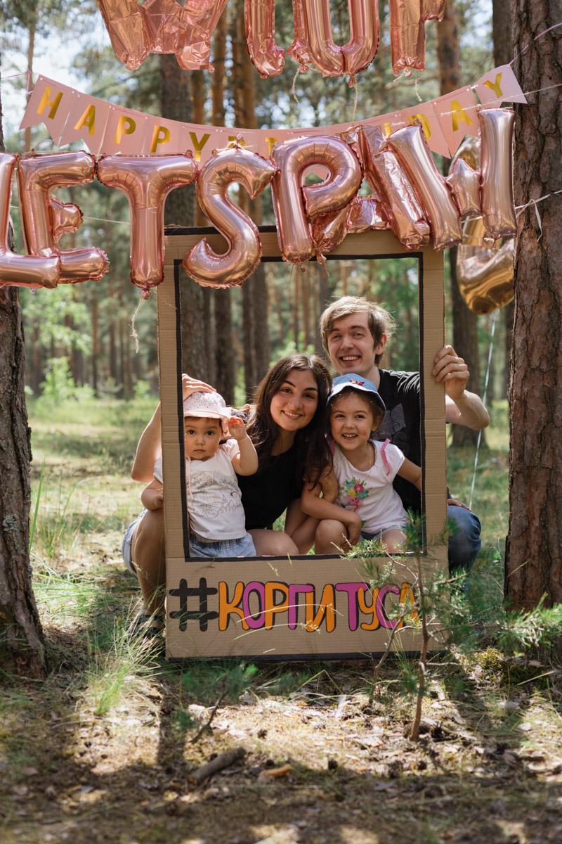 Плюсы быть «коржом»: спишь в любое время, хорошо питаешься, обладаешь чарующей попой и не организуешь крутые праздники самостоятельно, потому что у тебя лапки. На собачьей birthday party, состоявшейся в конце июня, собрались 40 умилительных коржей. Каждый из них привёл с собой любимого хозяина, иногда и обоих сразу. О самой ламповой и масштабной коргитусе во Владимире рассказывает организатор Татьяна Ванькина