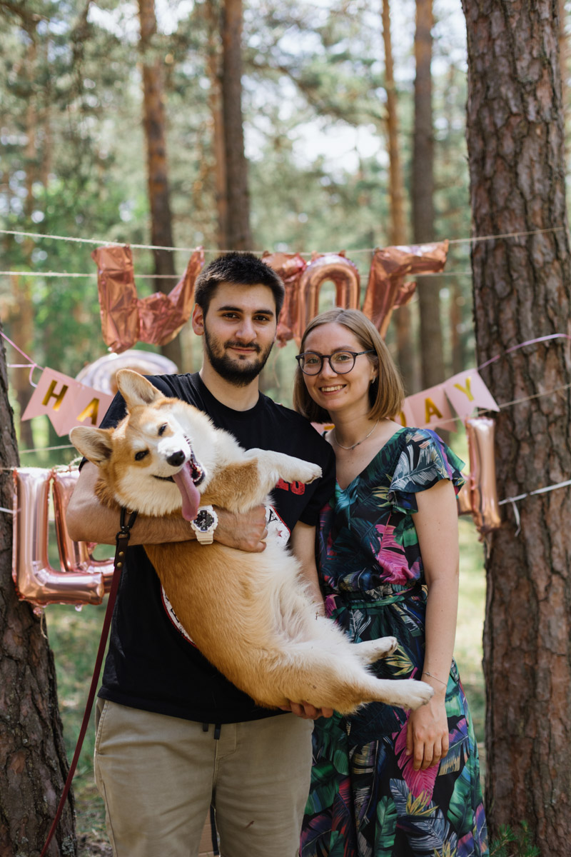 Плюсы быть «коржом»: спишь в любое время, хорошо питаешься, обладаешь чарующей попой и не организуешь крутые праздники самостоятельно, потому что у тебя лапки. На собачьей birthday party, состоявшейся в конце июня, собрались 40 умилительных коржей. Каждый из них привёл с собой любимого хозяина, иногда и обоих сразу. О самой ламповой и масштабной коргитусе во Владимире рассказывает организатор Татьяна Ванькина