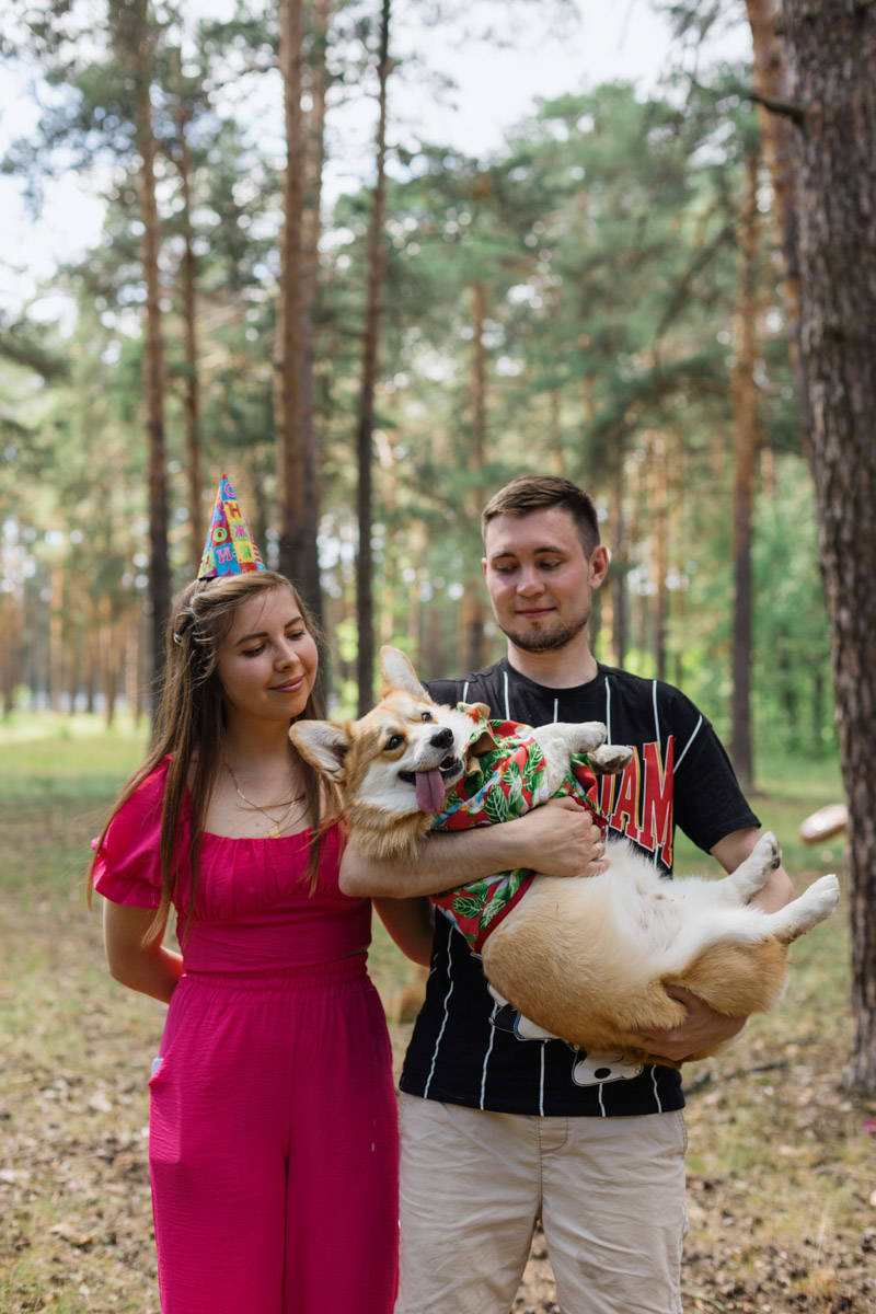 Плюсы быть «коржом»: спишь в любое время, хорошо питаешься, обладаешь чарующей попой и не организуешь крутые праздники самостоятельно, потому что у тебя лапки. На собачьей birthday party, состоявшейся в конце июня, собрались 40 умилительных коржей. Каждый из них привёл с собой любимого хозяина, иногда и обоих сразу. О самой ламповой и масштабной коргитусе во Владимире рассказывает организатор Татьяна Ванькина