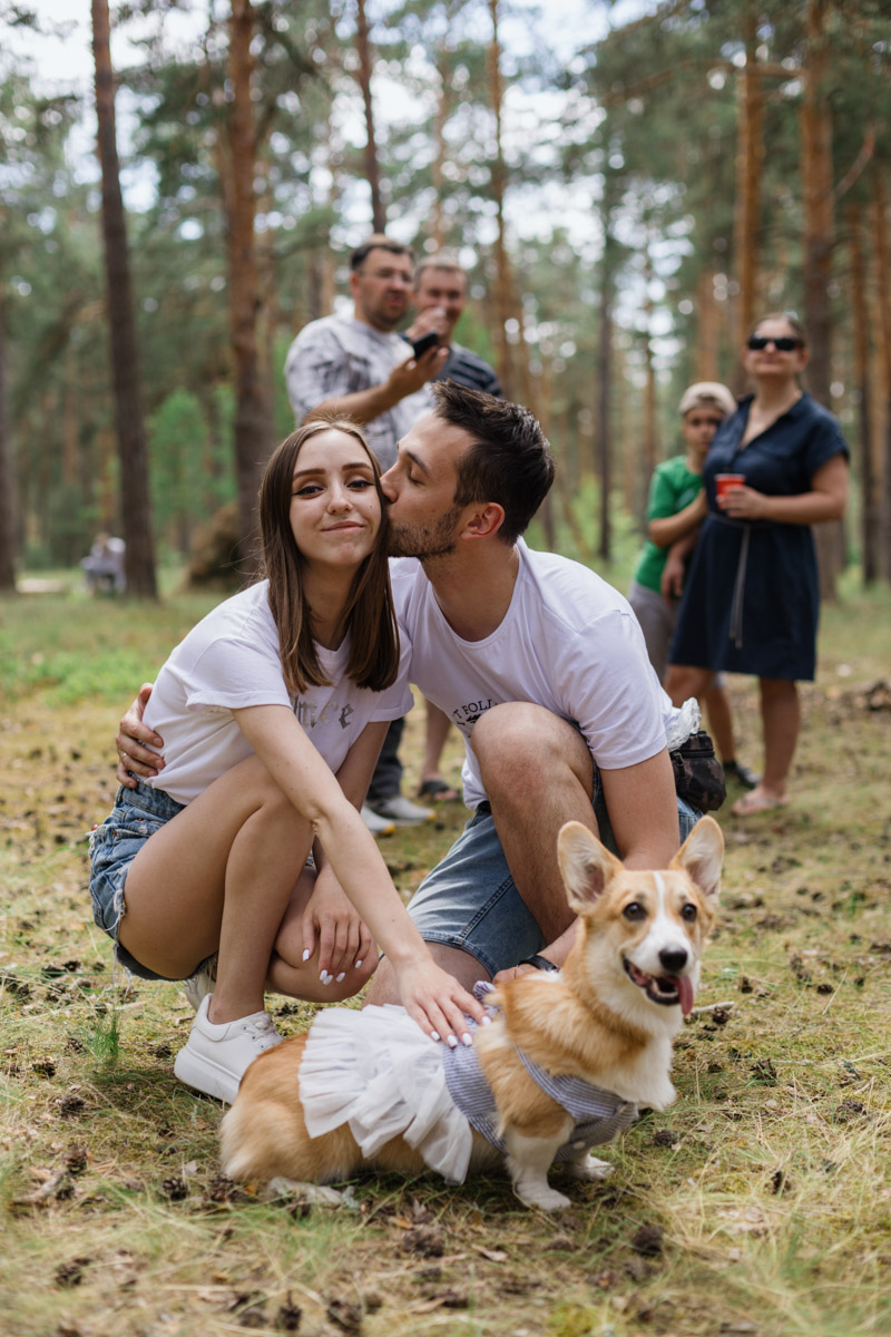 Плюсы быть «коржом»: спишь в любое время, хорошо питаешься, обладаешь чарующей попой и не организуешь крутые праздники самостоятельно, потому что у тебя лапки. На собачьей birthday party, состоявшейся в конце июня, собрались 40 умилительных коржей. Каждый из них привёл с собой любимого хозяина, иногда и обоих сразу. О самой ламповой и масштабной коргитусе во Владимире рассказывает организатор Татьяна Ванькина