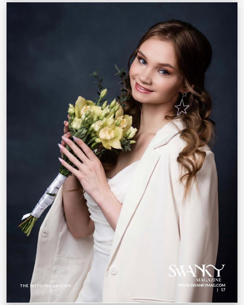 Московская неделя моды стала самым масштабным фэшн-событием в России за последние несколько лет. Семь дней показов, более 120 дизайнеров, более 40 брендов, в том числе локальных. И все это в самом центре столицы на глазах 10 тысяч зрителей! Модели из Коврова посчастливилось принять участие в одном из показов. Как это было, Влада Киселева и ее представитель Валерия Танеева рассказали «Ключ-Медиа»