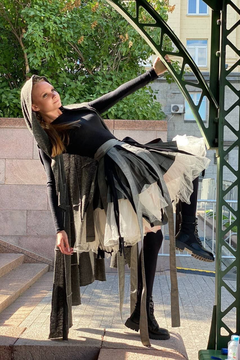 Московская неделя моды стала самым масштабным фэшн-событием в России за последние несколько лет. Семь дней показов, более 120 дизайнеров, более 40 брендов, в том числе локальных. И все это в самом центре столицы на глазах 10 тысяч зрителей! Модели из Коврова посчастливилось принять участие в одном из показов. Как это было, Влада Киселева и ее представитель Валерия Танеева рассказали «Ключ-Медиа»