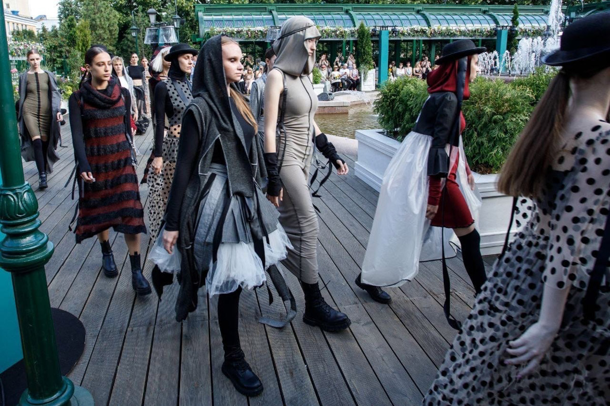 Московская неделя моды стала самым масштабным фэшн-событием в России за последние несколько лет. Семь дней показов, более 120 дизайнеров, более 40 брендов, в том числе локальных. И все это в самом центре столицы на глазах 10 тысяч зрителей! Модели из Коврова посчастливилось принять участие в одном из показов. Как это было, Влада Киселева и ее представитель Валерия Танеева рассказали «Ключ-Медиа»