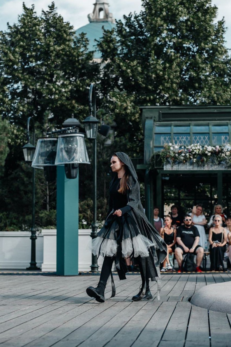 Московская неделя моды стала самым масштабным фэшн-событием в России за последние несколько лет. Семь дней показов, более 120 дизайнеров, более 40 брендов, в том числе локальных. И все это в самом центре столицы на глазах 10 тысяч зрителей! Модели из Коврова посчастливилось принять участие в одном из показов. Как это было, Влада Киселева и ее представитель Валерия Танеева рассказали «Ключ-Медиа»