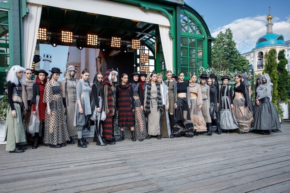 Московская неделя моды стала самым масштабным фэшн-событием в России за последние несколько лет. Семь дней показов, более 120 дизайнеров, более 40 брендов, в том числе локальных. И все это в самом центре столицы на глазах 10 тысяч зрителей! Модели из Коврова посчастливилось принять участие в одном из показов. Как это было, Влада Киселева и ее представитель Валерия Танеева рассказали «Ключ-Медиа»