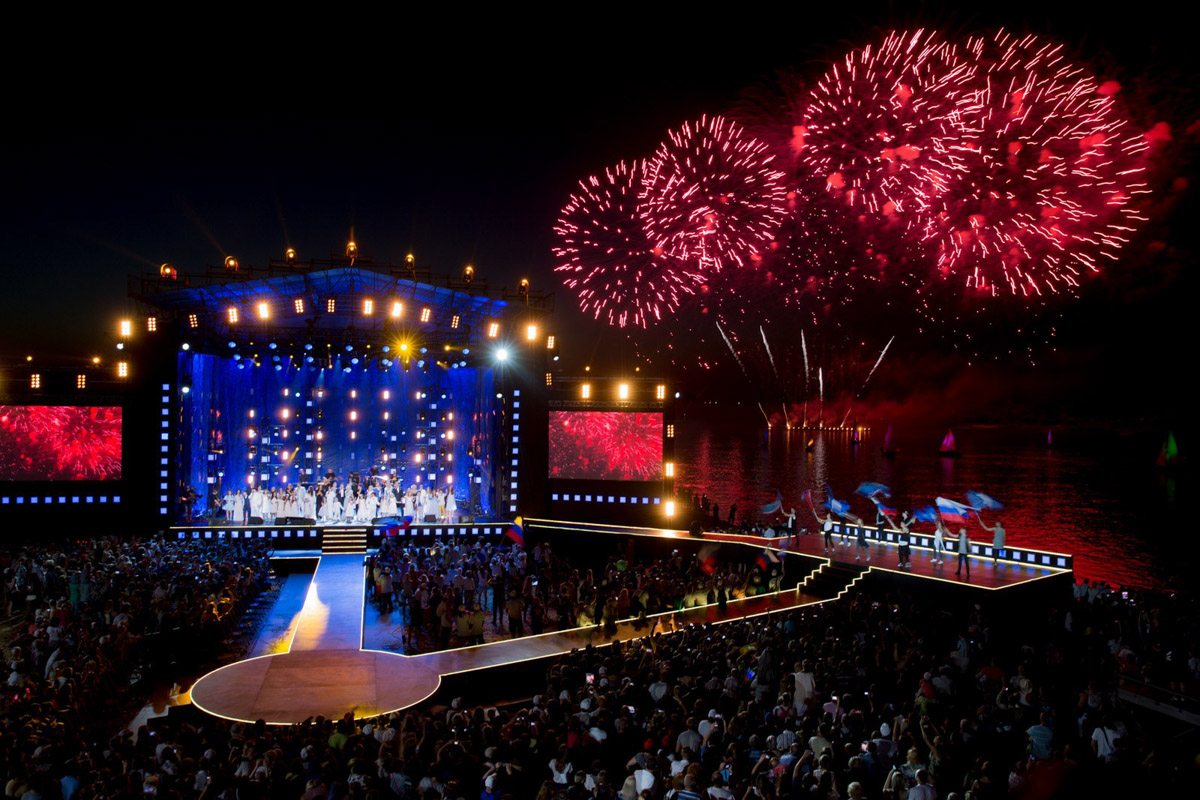 После двух лет ковидных ограничений праздник в Муроме снова соберет звезд российской эстрады. Имена участников концерта в честь Дня семьи, любви и верности долгое время держались в секрете. Наконец-то стало известно, кто все-таки выступит на берегах Оки. 