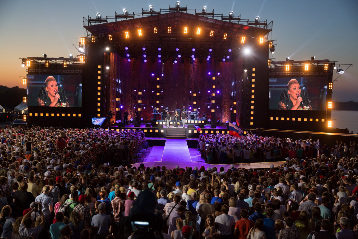 После двух лет ковидных ограничений праздник в Муроме снова соберет звезд российской эстрады. Имена участников концерта в честь Дня семьи, любви и верности долгое время держались в секрете. Наконец-то стало известно, кто все-таки выступит на берегах Оки. 