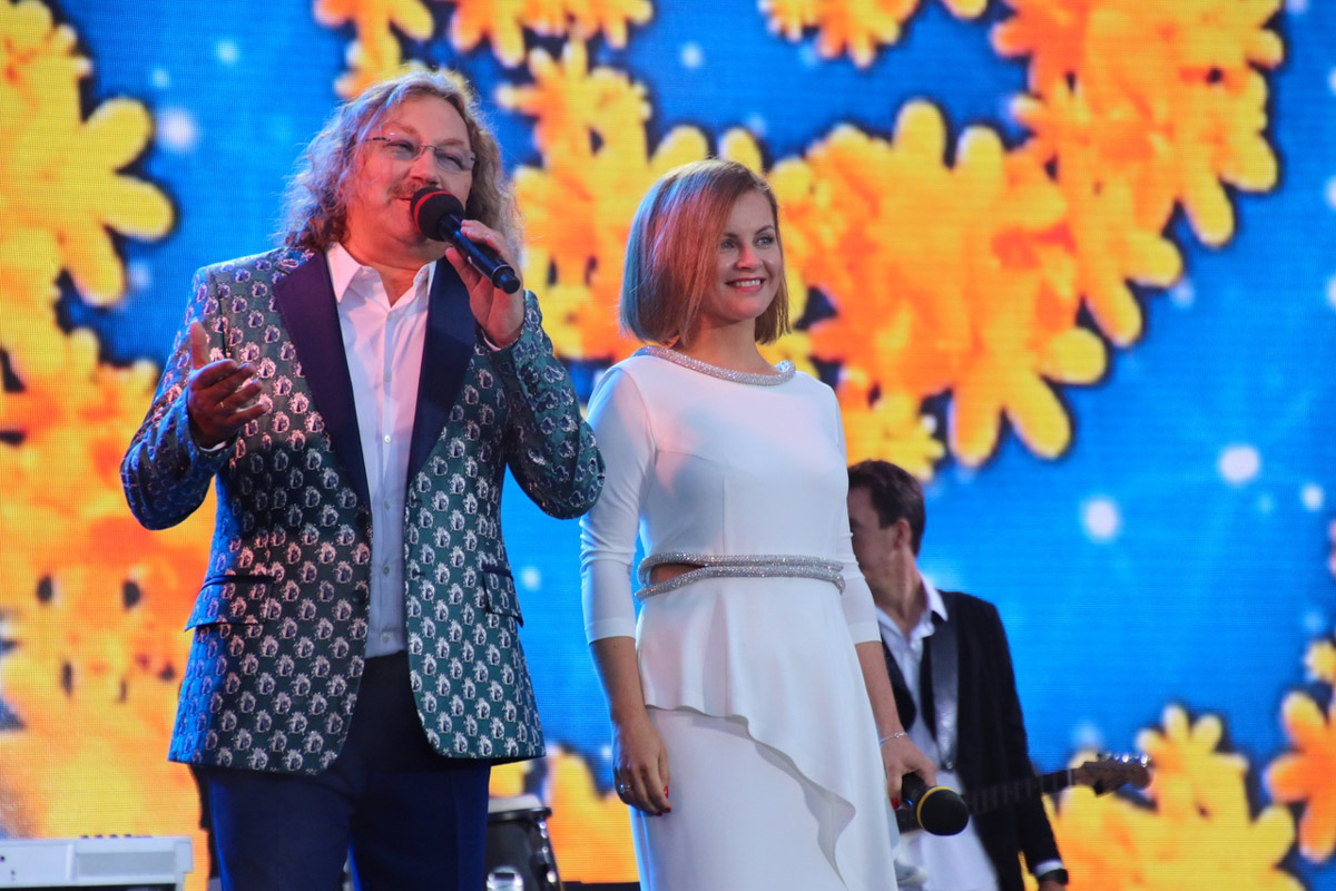 После двух лет ковидных ограничений праздник в Муроме снова соберет звезд российской эстрады. Имена участников концерта в честь Дня семьи, любви и верности долгое время держались в секрете. Наконец-то стало известно, кто все-таки выступит на берегах Оки. 