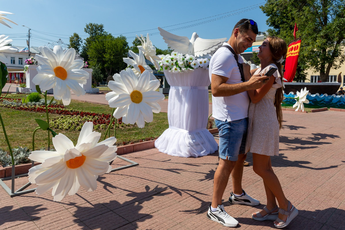 После двух лет ковидных ограничений праздник в Муроме снова соберет звезд российской эстрады. Имена участников концерта в честь Дня семьи, любви и верности долгое время держались в секрете. Наконец-то стало известно, кто все-таки выступит на берегах Оки. 