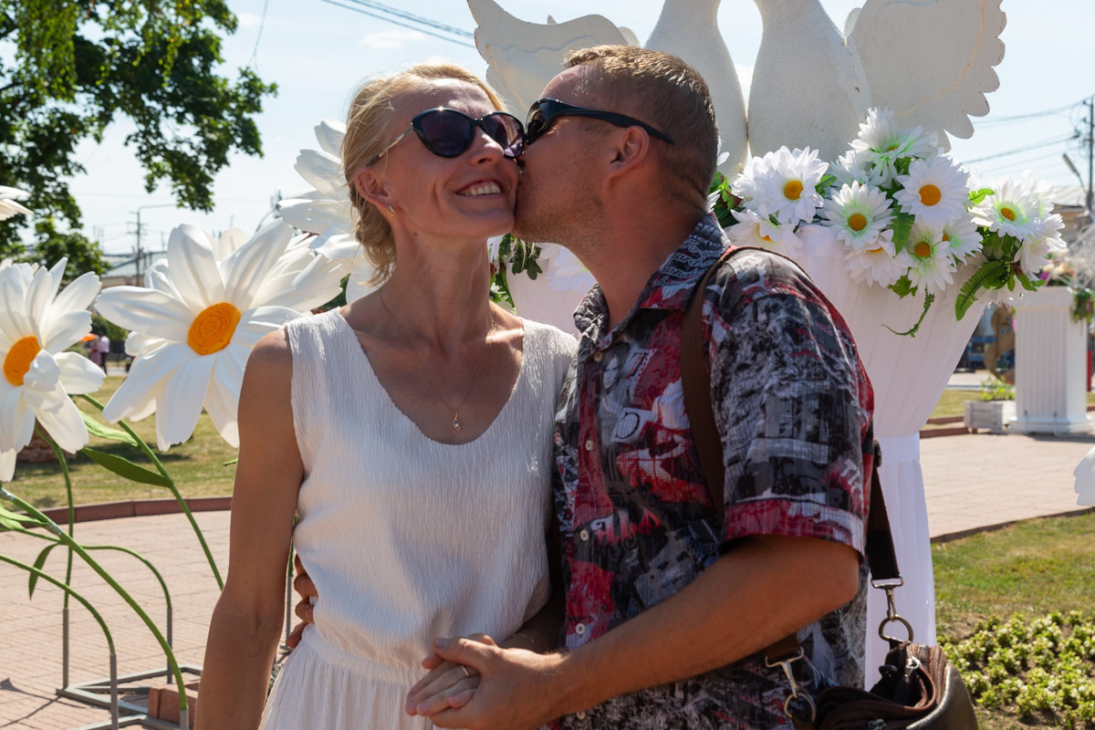 После двух лет ковидных ограничений праздник в Муроме снова соберет звезд российской эстрады. Имена участников концерта в честь Дня семьи, любви и верности долгое время держались в секрете. Наконец-то стало известно, кто все-таки выступит на берегах Оки. 