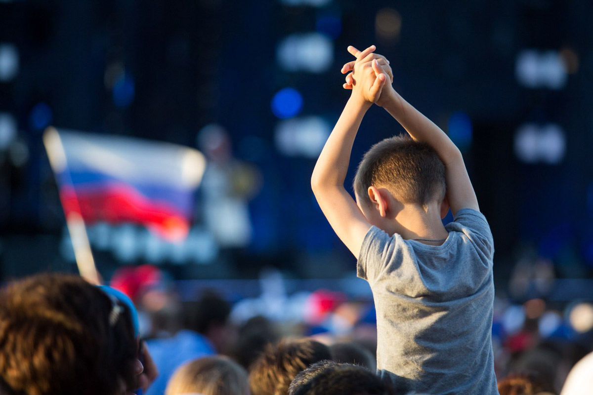 После двух лет ковидных ограничений праздник в Муроме снова соберет звезд российской эстрады. Имена участников концерта в честь Дня семьи, любви и верности долгое время держались в секрете. Наконец-то стало известно, кто все-таки выступит на берегах Оки. 