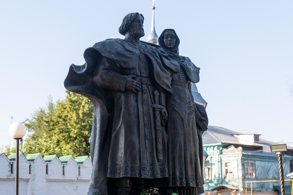 После двух лет ковидных ограничений праздник в Муроме снова соберет звезд российской эстрады. Имена участников концерта в честь Дня семьи, любви и верности долгое время держались в секрете. Наконец-то стало известно, кто все-таки выступит на берегах Оки. 