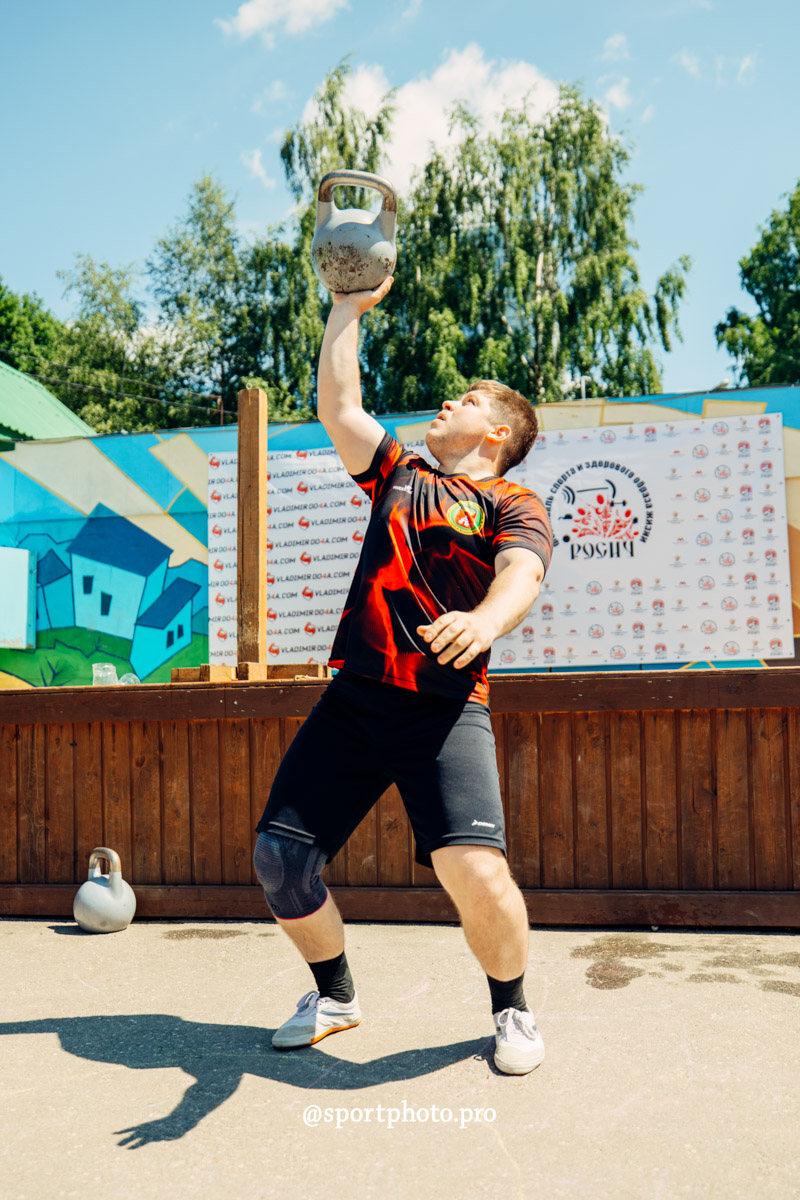 2 июля в парке «Дружба» владимирцы приняли участие в фестивале спорта и здорового образа жизни. Так, возрождая старинные традиции, организаторы устроили необычный турнир — в зимних головных уборах и варежках. И это почти в 30-градусную жару!