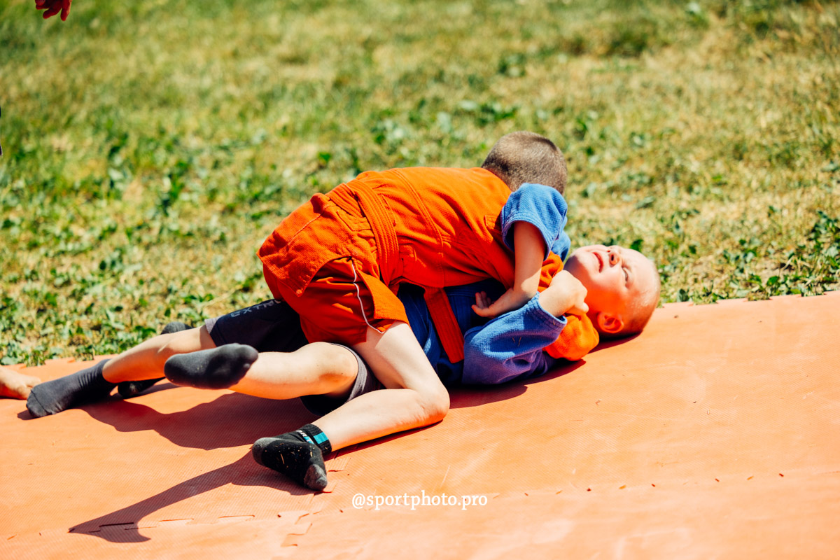 2 июля в парке «Дружба» владимирцы приняли участие в фестивале спорта и здорового образа жизни. Так, возрождая старинные традиции, организаторы устроили необычный турнир — в зимних головных уборах и варежках. И это почти в 30-градусную жару!