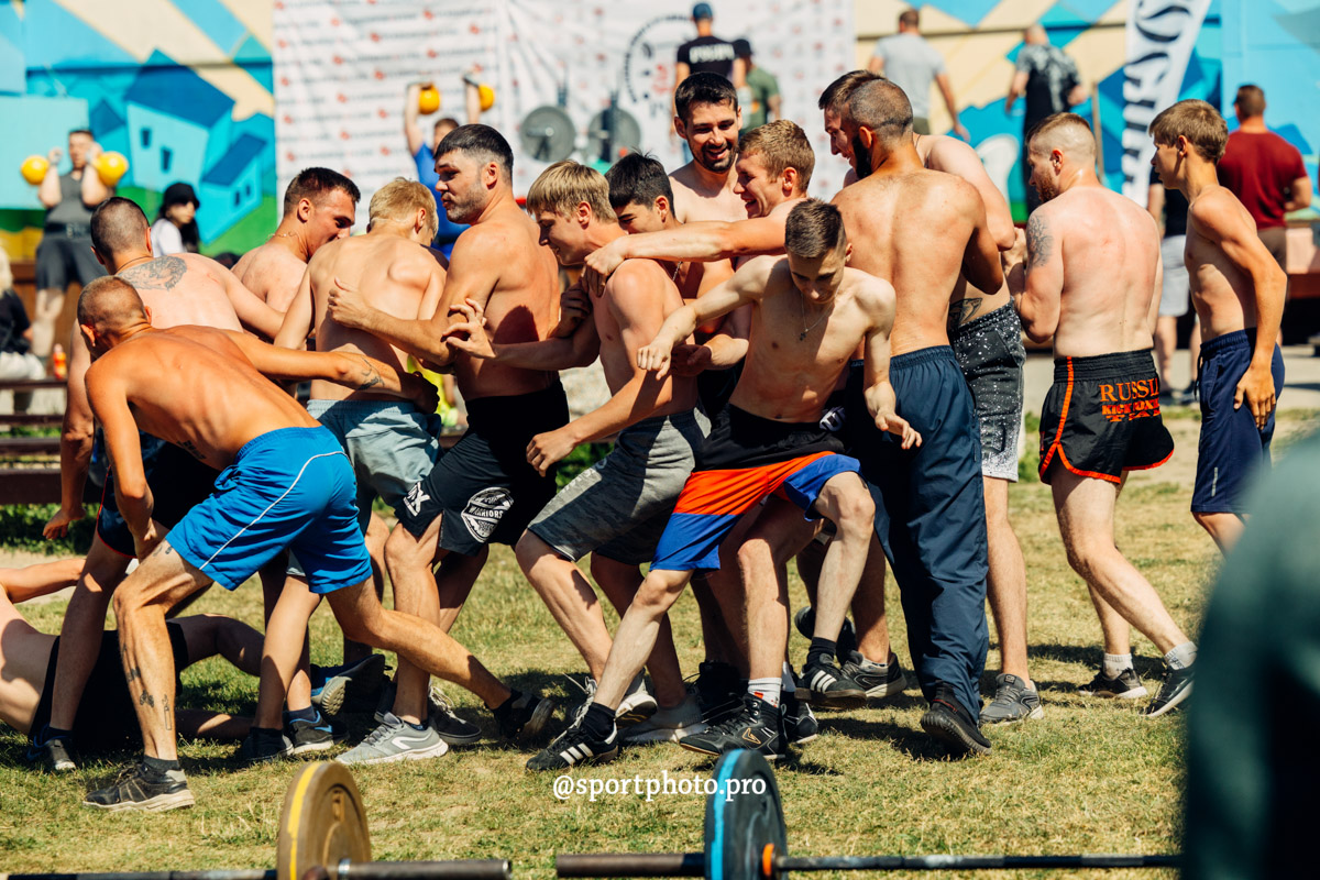 2 июля в парке «Дружба» владимирцы приняли участие в фестивале спорта и здорового образа жизни. Так, возрождая старинные традиции, организаторы устроили необычный турнир — в зимних головных уборах и варежках. И это почти в 30-градусную жару!