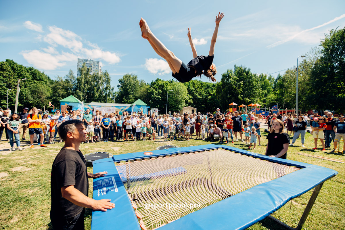 2 июля в парке «Дружба» владимирцы приняли участие в фестивале спорта и здорового образа жизни. Так, возрождая старинные традиции, организаторы устроили необычный турнир — в зимних головных уборах и варежках. И это почти в 30-градусную жару!