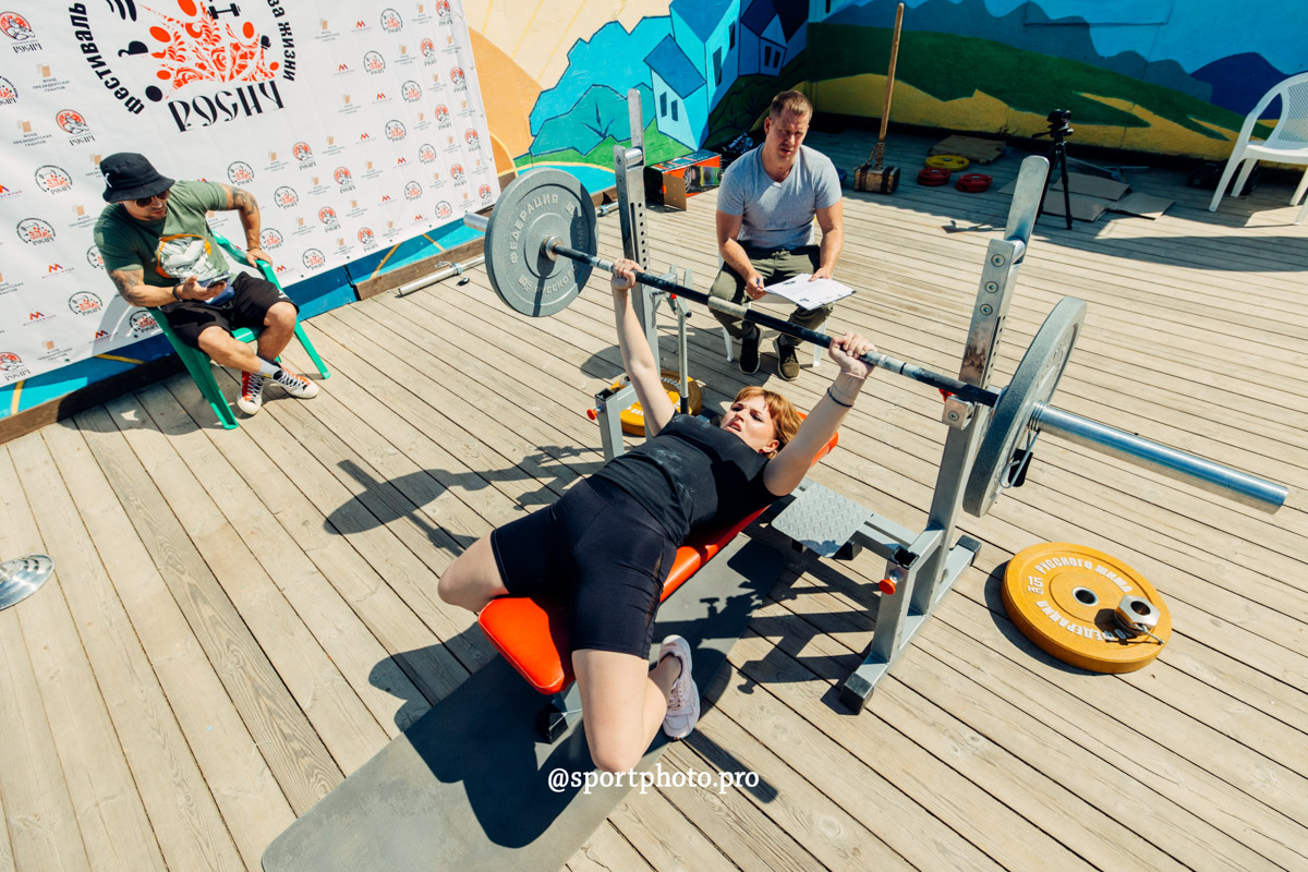 2 июля в парке «Дружба» владимирцы приняли участие в фестивале спорта и здорового образа жизни. Так, возрождая старинные традиции, организаторы устроили необычный турнир — в зимних головных уборах и варежках. И это почти в 30-градусную жару!