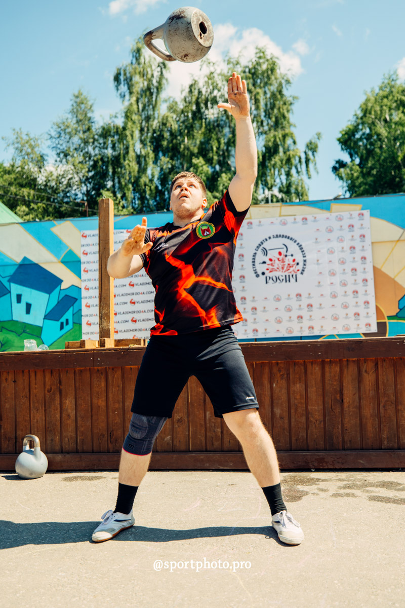 2 июля в парке «Дружба» владимирцы приняли участие в фестивале спорта и здорового образа жизни. Так, возрождая старинные традиции, организаторы устроили необычный турнир — в зимних головных уборах и варежках. И это почти в 30-градусную жару!