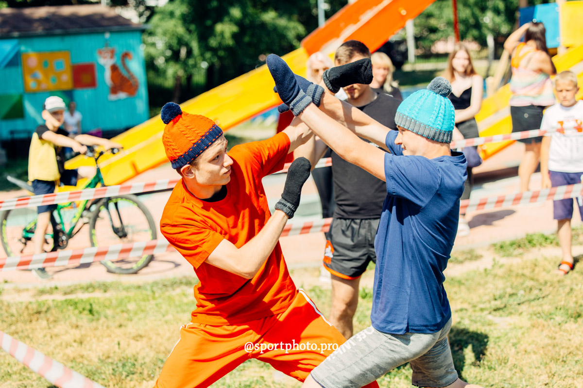 2 июля в парке «Дружба» владимирцы приняли участие в фестивале спорта и здорового образа жизни. Так, возрождая старинные традиции, организаторы устроили необычный турнир — в зимних головных уборах и варежках. И это почти в 30-градусную жару!