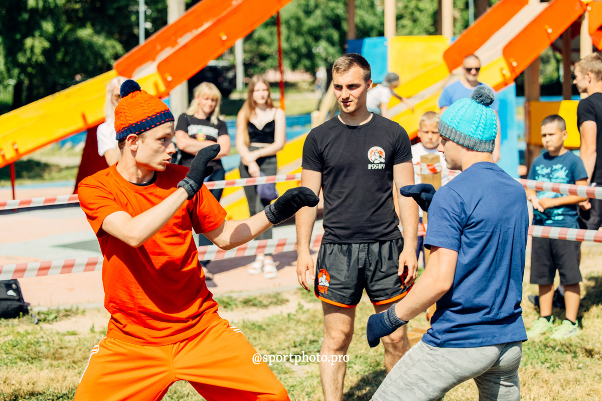 2 июля в парке «Дружба» владимирцы приняли участие в фестивале спорта и здорового образа жизни. Так, возрождая старинные традиции, организаторы устроили необычный турнир — в зимних головных уборах и варежках. И это почти в 30-градусную жару!