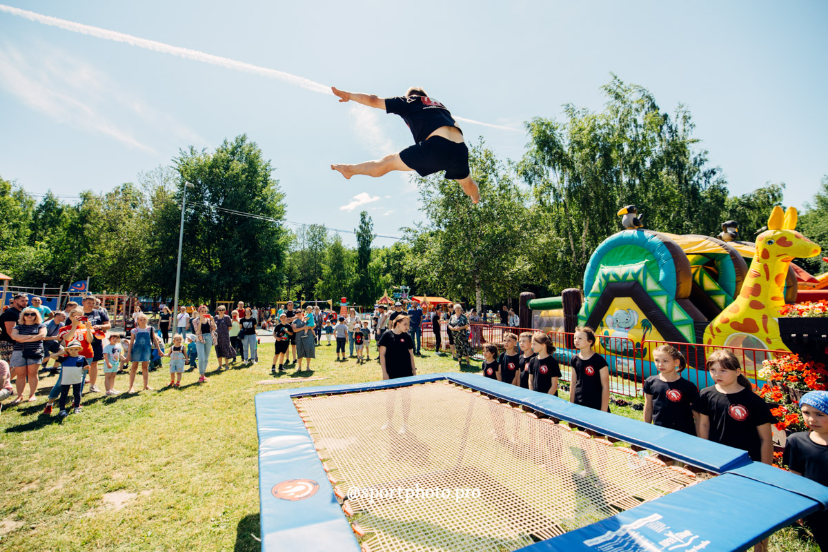 2 июля в парке «Дружба» владимирцы приняли участие в фестивале спорта и здорового образа жизни. Так, возрождая старинные традиции, организаторы устроили необычный турнир — в зимних головных уборах и варежках. И это почти в 30-градусную жару!